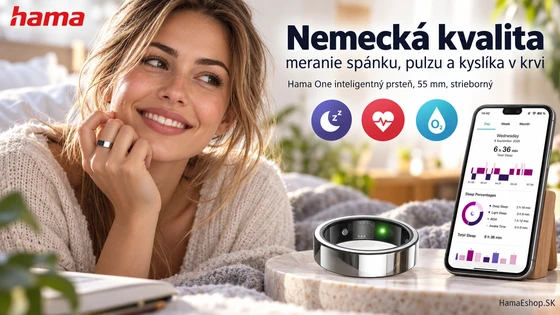 Mladá žena so strieborným inteligentným prsteňom Hama One na prste a telefón s aplikáciou na meranie spánku