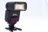 Sigma EF-500 DG Super – Výkonný externý blesk pre zrkadlovky (čierny)