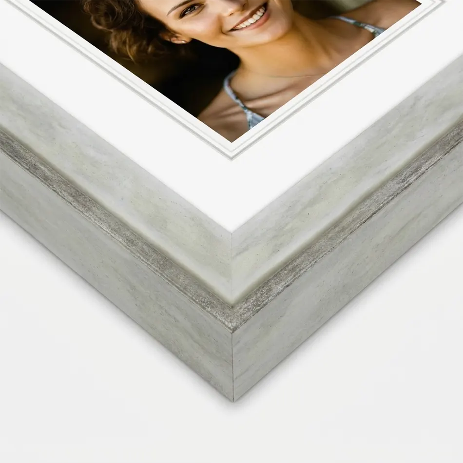 Drevený rám na obraz Como A4 21x29,7 cm - perleťová sivá s metalickým lemom
